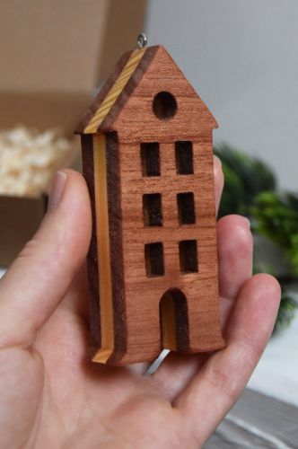 Zawieszka domek w pudełeczku - drewno mahoniowe i sosnowe